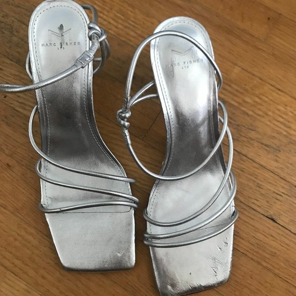 Marc Fisher LTD Dami Strappy Sandal, Size 9.5 in Silver Leather - Picture 1 of 3